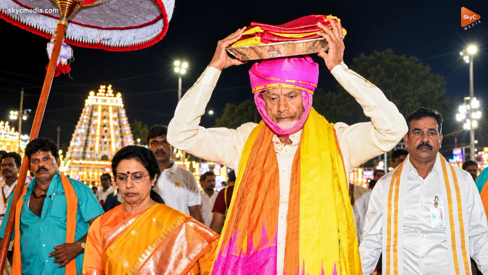 శ్రీవారికి పట్టువస్త్రాలు సమర్పించిన సీఎం చంద్రబాబు శ్రీవారికి పట్టువస్త్రాలు సమర్పించిన సీఎం చంద్రబాబు