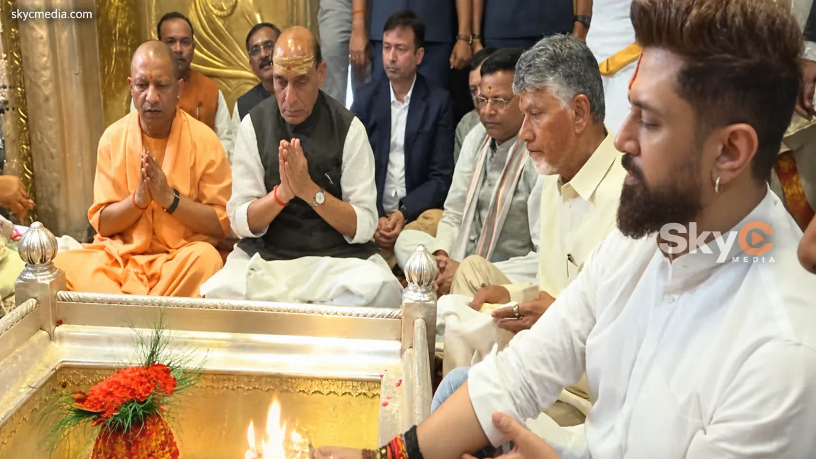 కాశీ విశ్వనాథుడి సన్నిధిలో చంద్రబాబు ప్రత్యేక పూజలు
