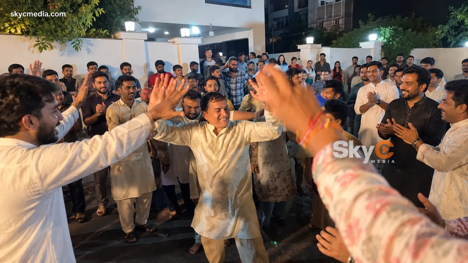 వినాయక నిమజ్జనంలో దిల్ రాజు దంపతుల తీన్‌మార్ డ్యాన్స్