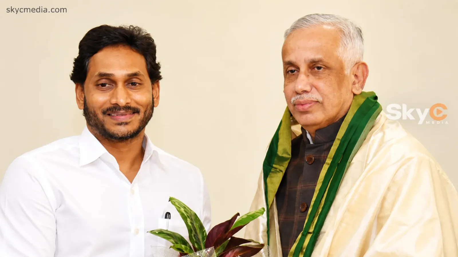 డీఎస్సీ వివాదంపై గవర్నర్ను కలవనున్న జగన్ డీఎస్సీ వివాదంపై గవర్నర్ను కలవనున్న జగన్