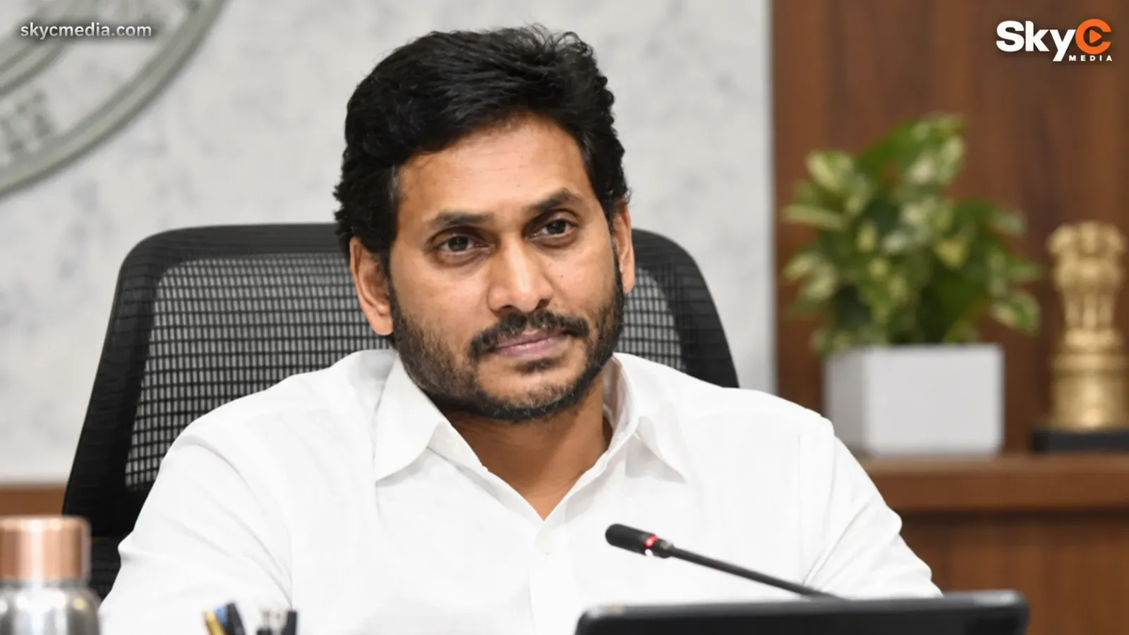 డీఎస్సీ అభ్యర్థుల కష్టానికి న్యాయం జరగాలి: జగన్